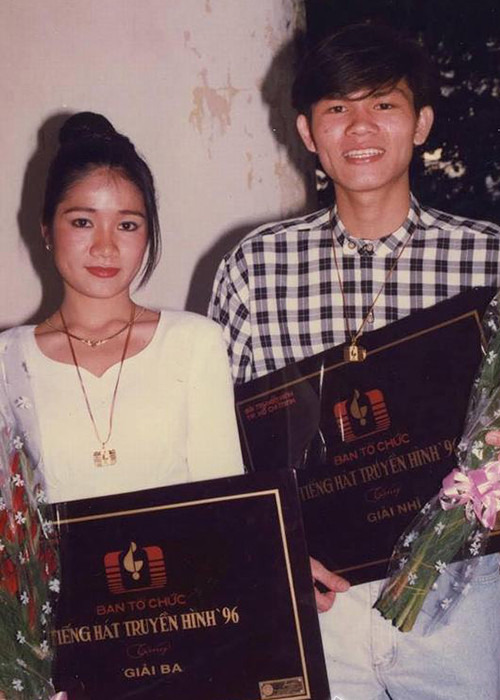 Hình ảnh Cát Tường nhận giải 3 cuộc thi ca hát.