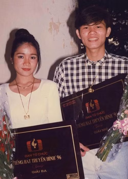 Hình ảnh Cát Tường nhận giải 3 cuộc thi ca hát.