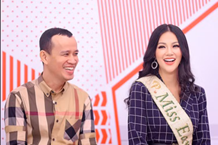 Về phía Phúc Nguyễn, sau những lời chia sẻ của anh trai Phương Khánh đăng tải và khẳng định anh ghi giấy nợ đưa 1 tỷ để âm thầm mua giải, anh tỏ ra vô cùng bức xúc. Không chỉ phủ nhận, nói anh trai Phương Khánh dựng chuyện, ông bầu này còn mắng anh trai Phương Khánh "ăn cháo đá bát". Ảnh: Pose