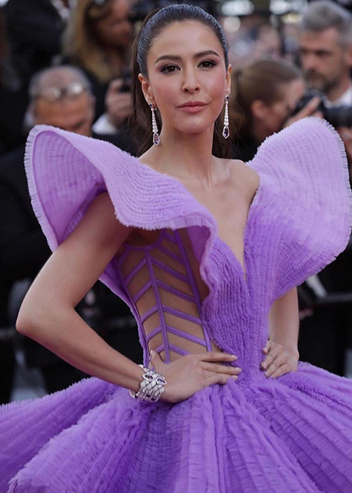 Mỹ nhân mang hai dòng máu Thái Lan - Đan Mạch diện bộ đầm màu tím bồng bềnh.