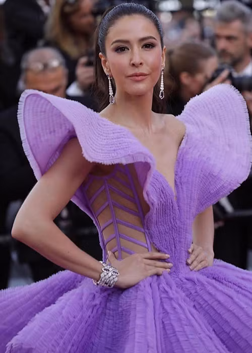 Mỹ nhân mang hai dòng máu Thái Lan - Đan Mạch diện bộ đầm màu tím bồng bềnh.