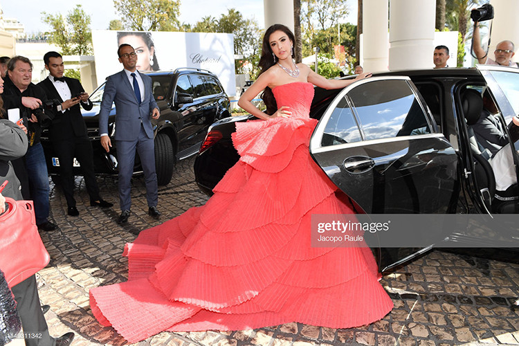 Trên thảm đỏ liên hoan phim ngày 2, Sririta chọn bộ đầm hồng bồng bềnh.