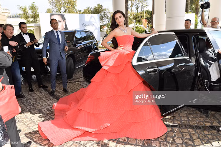 Trên thảm đỏ liên hoan phim ngày 2, Sririta chọn bộ đầm hồng bồng bềnh.