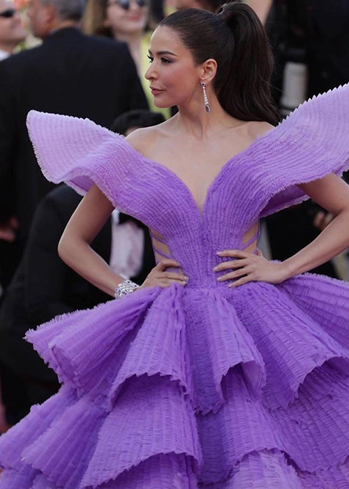 Sririta trông giống như một đóa hoa giữa dàn mỹ nhân Hollywood mặc hở bạo.