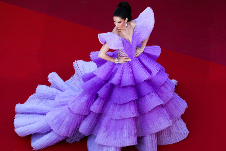 Cận cảnh mẫu váy biến Sririta thành một đóa hoa lộng lẫy.