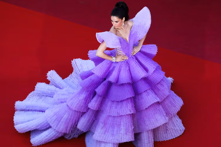 Cận cảnh mẫu váy biến Sririta thành một đóa hoa lộng lẫy.