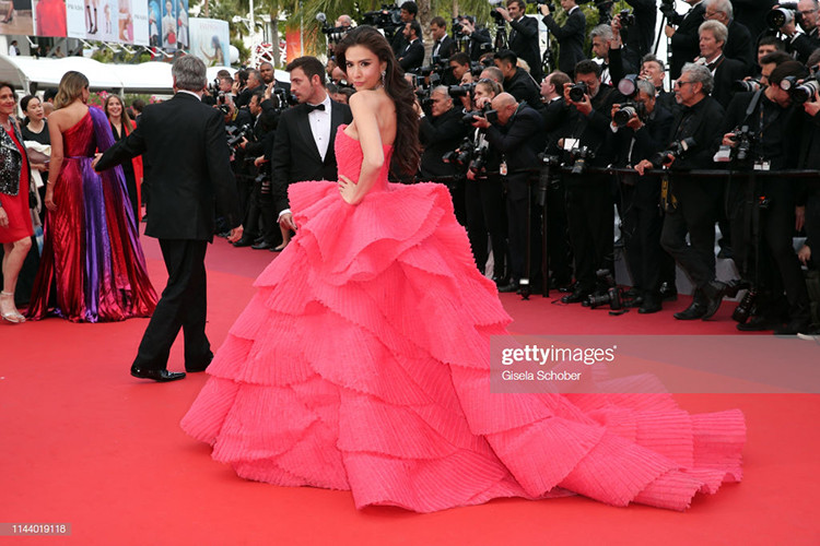 Sririta sinh ra ở Indonesia, có mẹ là người Thái, bố là một kiến trúc sư người Đan Mạch.