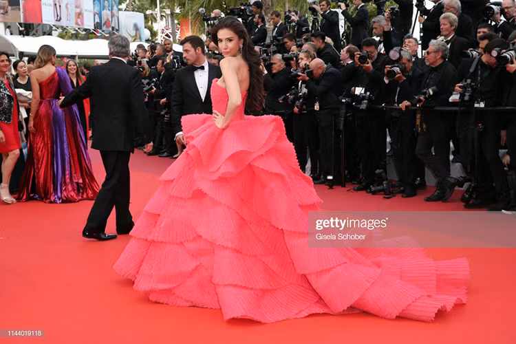 Sririta sinh ra ở Indonesia, có mẹ là người Thái, bố là một kiến trúc sư người Đan Mạch.