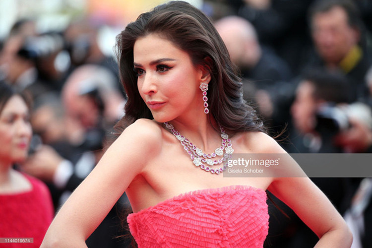 Khi trở về Thái Lan, Sririta bước chân vào showbiz với vai trò người mẫu, sau đó lấn sân đóng phim, ca hát.