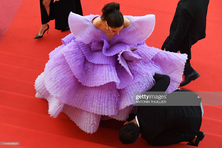 Hình ảnh Sririta được nhân viên hỗ trợ khi gặp sự cố trang phục.