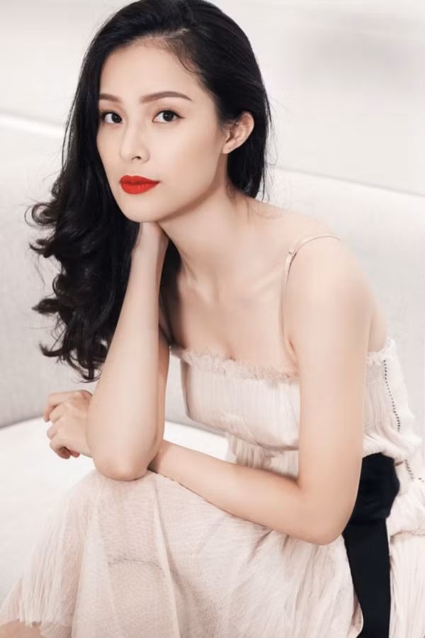 Ngoài ra, các nàng sở hữu vòng 1 khiêm tốn giống như tình cũ của Cường Đô la cũng cần lưu ý đến độ sâu của phần cổ, thông thường với những kiểu ngang, độ dài thích hợp là dưới xương quai xanh tầm 10 cm, còn trong trường hợp bạn thích kiểu chữ V, 15-18cm là khoảng cách vừa phải để vừa gợi cảm ,quyến rũ mà không tạo nên cảm giác phô phang.