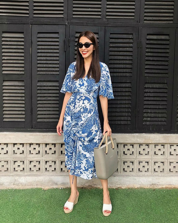 Diện đồ rộng rãi giống Tăng Thanh Hà: Với những cô nàng có vòng 1 vừa phải, các nàng có thể học Hà Tăng diện trang phục có độ rộng vừa phải, không ôm sát, bó chịt vào cơ thể. Cô nàng thường ưu ái các kiểu váy hoa, có độ nhún nhẹ ngay eo nhằm tạo nên tỷ lệ cơ thể, tuy nhiên vẫn có độ rộng vừa phải không khiến người mặc cảm thấy khó chịu.