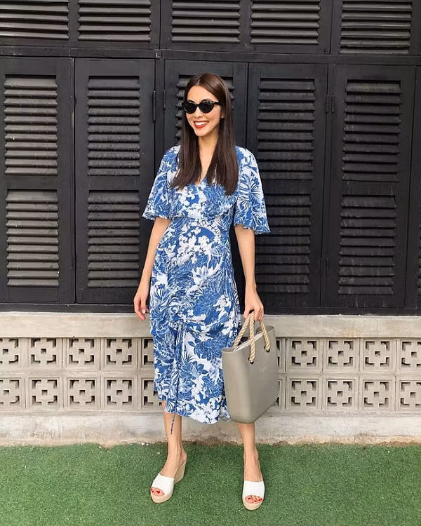 Diện đồ rộng rãi giống Tăng Thanh Hà: Với những cô nàng có vòng 1 vừa phải, các nàng có thể học Hà Tăng diện trang phục có độ rộng vừa phải, không ôm sát, bó chịt vào cơ thể. Cô nàng thường ưu ái các kiểu váy hoa, có độ nhún nhẹ ngay eo nhằm tạo nên tỷ lệ cơ thể, tuy nhiên vẫn có độ rộng vừa phải không khiến người mặc cảm thấy khó chịu.