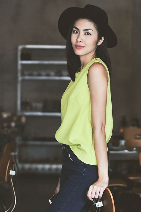 Và để cân bằng lại, Hà Tăng luôn nhớ rõ nguyên tắc “trên thả dưới ôm”, nghĩa là nếu chọn một chiếc áo rộng, cô nàng sẽ phối cùng quần hay váy có độ fit người, tôn dáng, nếu không ôm sát thì ít nhất phải vừa vặn với phần hông và mông.