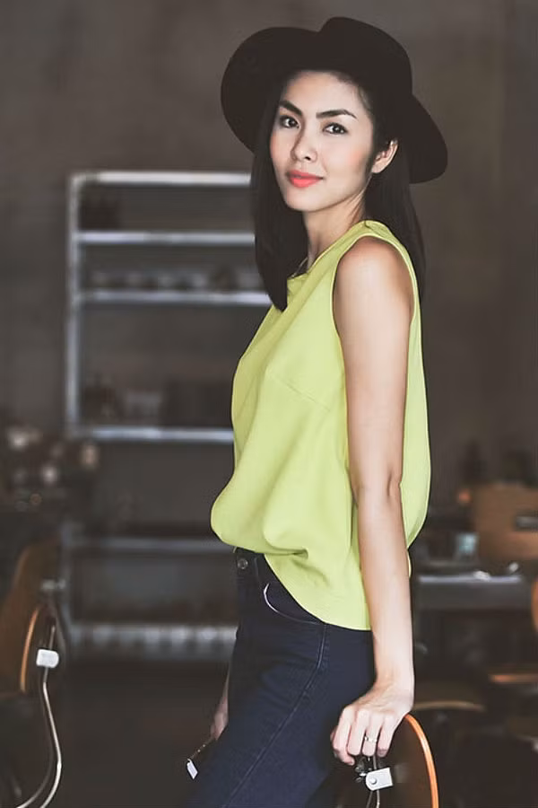 Và để cân bằng lại, Hà Tăng luôn nhớ rõ nguyên tắc “trên thả dưới ôm”, nghĩa là nếu chọn một chiếc áo rộng, cô nàng sẽ phối cùng quần hay váy có độ fit người, tôn dáng, nếu không ôm sát thì ít nhất phải vừa vặn với phần hông và mông.