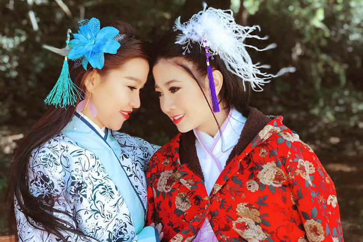 "Đi khám, nhập viện, điều trị lúc nào cũng có mặt Như trước tiên, chở tôi đi, đợi tôi. Sắp xếp công việc, xin phép chồng con, thậm chí bỏ show, xém mất việc tại công ty dầu khí để trông chừng, tiếp khách, giữ tiền, lo chi phí các loại cho tôi trong bệnh viện, lí do là đi rồi gửi gắm tôi cho ai, Như cũng không yên tâm", Mai Phương chia sẻ.