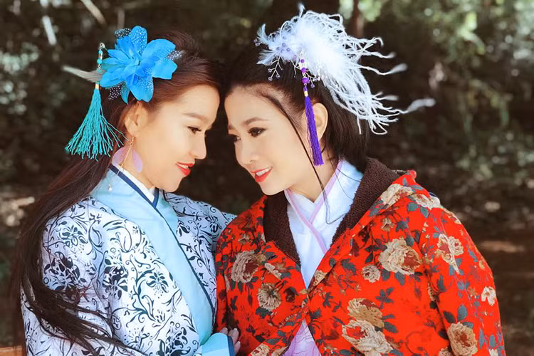 "Đi khám, nhập viện, điều trị lúc nào cũng có mặt Như trước tiên, chở tôi đi, đợi tôi. Sắp xếp công việc, xin phép chồng con, thậm chí bỏ show, xém mất việc tại công ty dầu khí để trông chừng, tiếp khách, giữ tiền, lo chi phí các loại cho tôi trong bệnh viện, lí do là đi rồi gửi gắm tôi cho ai, Như cũng không yên tâm", Mai Phương chia sẻ.