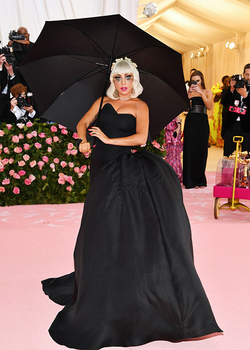 Một dàn trợ lý đã giúp Lady Gaga thay đồ ngay trên thảm đỏ.