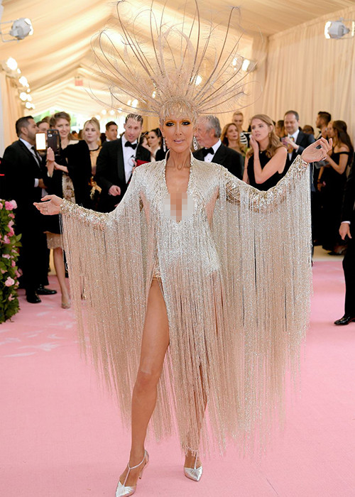 Thảm đỏ Met Gala năm nay còn có sự xuất hiện của nhiều ngôi sao Hollywood như Celine Dion, Harry Styles, Serene Williams, cặp đôi Miley Cyrus - Liam Hemsworth...