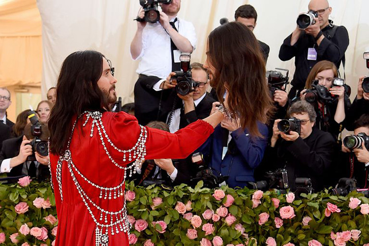 Jared Leto tái hiện khoảnh khắc ôm đầu catwalk trong show diễn của Gucci năm 2018.