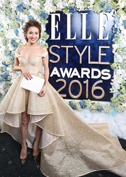 Tuy nhiên, một bức ảnh hậu trường "tố" bà xã của Trường Giang sở hữu đôi chân gầy guộc. Ảnh: Saostar