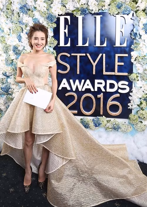 Tuy nhiên, một bức ảnh hậu trường "tố" bà xã của Trường Giang sở hữu đôi chân gầy guộc. Ảnh: Saostar