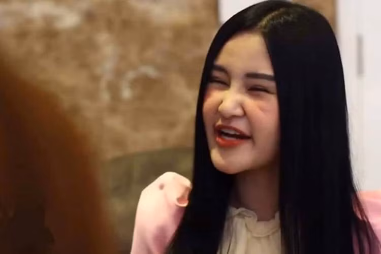 Khoảnh khắc Ngân Anh bị cư dân mạng chê kém sắc.