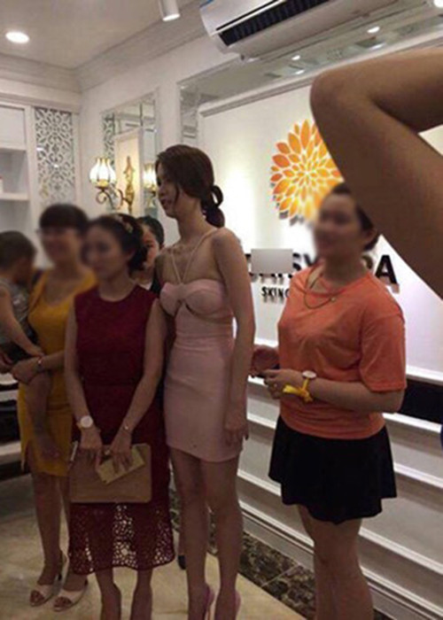 Năm 2016, Ngọc Trinh trông khá gầy và thiếu sức sống qua những bức ảnh chụp lén. Ảnh: Gia đình Việt Nam