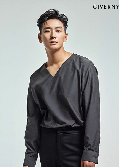 Trước khi đóng phim, Ji Hoon là một người mẫu. Anh gây ấn tượng bởi chiều cao ấn tượng và gương mặt điển trai.