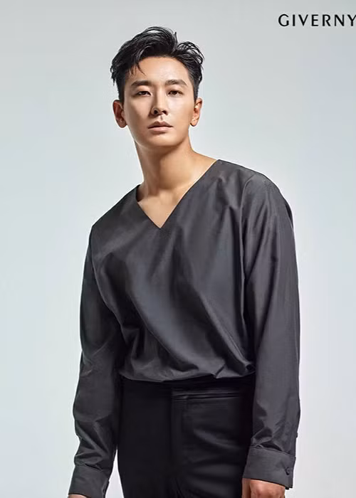 Trước khi đóng phim, Ji Hoon là một người mẫu. Anh gây ấn tượng bởi chiều cao ấn tượng và gương mặt điển trai.