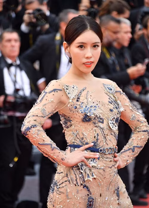 Ngoài Cảnh Điềm, Thi Dư Phi cũng ngượng chín mặt vì bị đuổi khỏi thảm đỏ Cannes 2019 do câu giờ.