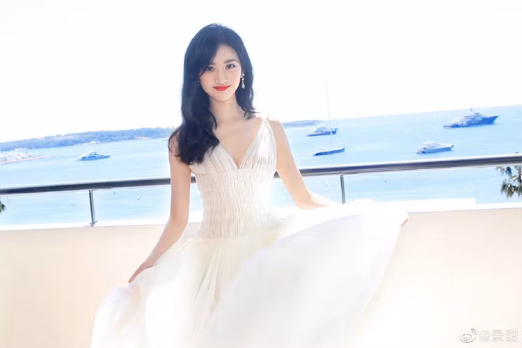 Cảnh Điềm sở hữu nhan sắc hút hồn nhưng khả năng diễn xuất không được đánh giá cao, thậm chí chê là bình hoa di động.