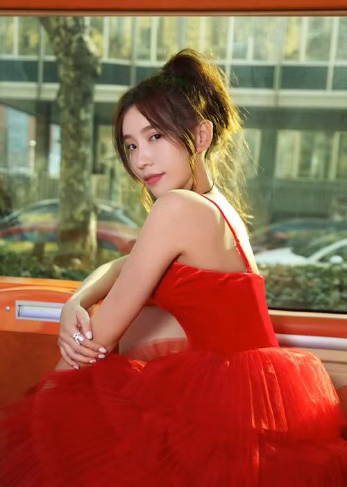 Vì không mời mà đến và làm lố khi đi thảm đỏ nên Dư Phi bị cư dân mạng chỉ trích làm showbiz Hoa ngữ ê chề.