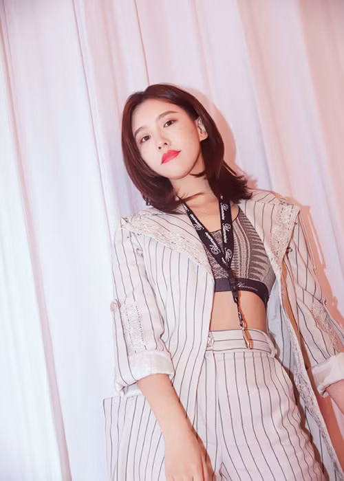 Dư Phi không có tên trong danh sách nghệ sĩ tham dự thảm đỏ Cannes 2019 nhưng vẫn cố tình có mặt tại sự kiện.