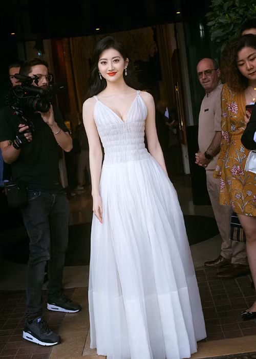 Cảnh Điềm sinh năm 1988 sở hữu gương mặt thanh tú, làn da trắng mịn và vóc dáng cân đối.