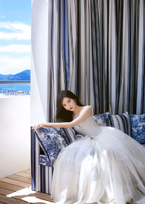 Với ngoại hình xinh đẹp, nữ diễn viên phim “Kong: Skull Island” luôn tỏa sáng mỗi khi xuất hiện.