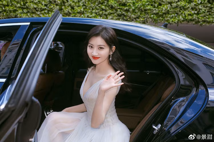 Cảm Điềm là một trong những mỹ nhân Hoa ngữ dự thảm đỏ liên hoan phim Cannes 2019 ngày thứ 2 (ngày 15/50.