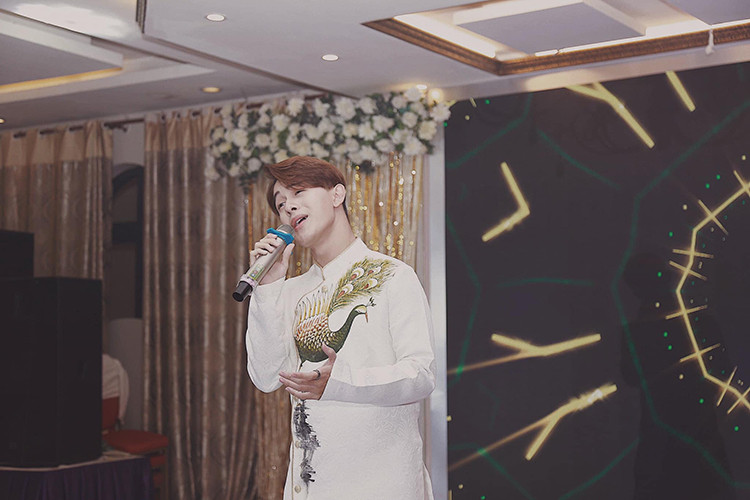 Ngoài ca hát, Quang Anh còn có thể chơi đàn piano và organ.