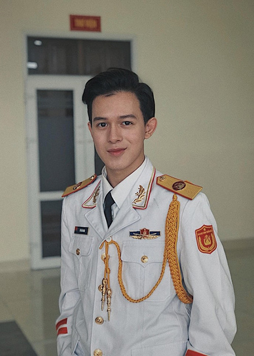 Khi "Về nhà đi con" lên sóng, Quang Anh gây chú ý bởi khả năng diễn xuất cũng như ngoại hình được cho là hao hao giống nam cầu thủ Đình Trọng của đội tuyển bóng đá Việt Nam.