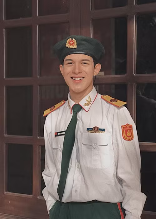 Bảo si tình của "Về nhà đi con" đang theo học Khoa Quản lý Văn hoá chuyên nhành thanh nhạc của trường Đại học Văn hoá Nghệ thuật Quân đội.