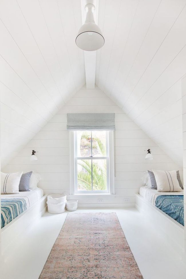 Màu trắng: Màu trắng tinh khiết, mát mẻ, thực sự tạo năng lượng cho toàn bộ không gian. Ngoài ra, nền trắng sẽ tạo nên điểm nhấn cho tông màu của đồ nội thất trong toàn bộ căn phòng.