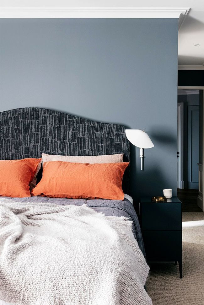 Màu xanh thép: Với một người trầm tính nhưng không thích căn phòng của mình quá tối, màu xanh thép là lựa chọn hoàn hảo. Sau đó bạn có thể làm sáng lên mọi thứ với khăn trải đầy màu sắc cùng trần nhà màu trắng sáng và đèn treo tường hiện đại.