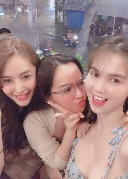 Trên trang cá nhân, Ngọc Trinh vừa đăng tải hình ảnh vui vẻ đi ăn uống cùng bạn bè.