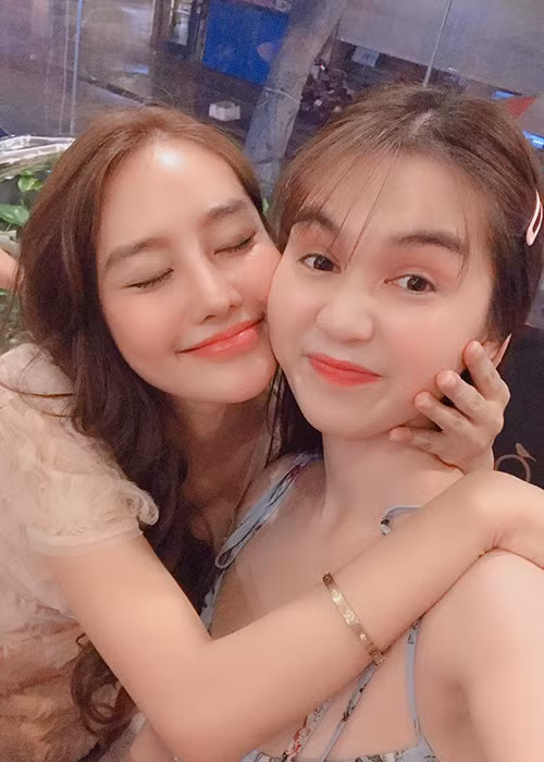 Chân dài gốc Trà Vinh tỏ ra khá bình thản giữa ồn ào mặc hở hang, phản cảm tại Cannes 2019.