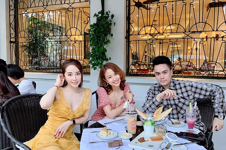 Nữ diễn viên phim "Lập trình cho trái tim" gặp gỡ hai người bạn thân Vân Hugo và Thái Dũng.