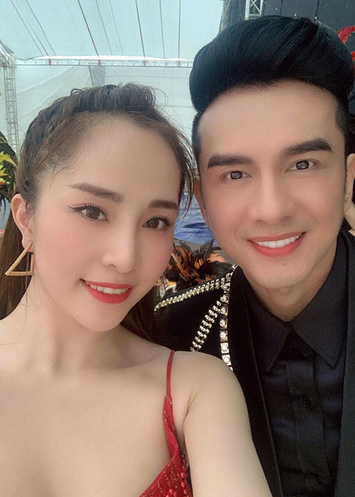 Sau khi xác nhận hôn nhân tan vỡ, Quỳnh Nga miệt mài đi hát. Trước đó, cô lui về ở ẩn để chăm sóc gia đình.