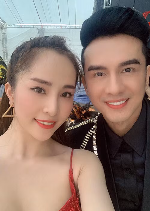 Sau khi xác nhận hôn nhân tan vỡ, Quỳnh Nga miệt mài đi hát. Trước đó, cô lui về ở ẩn để chăm sóc gia đình.