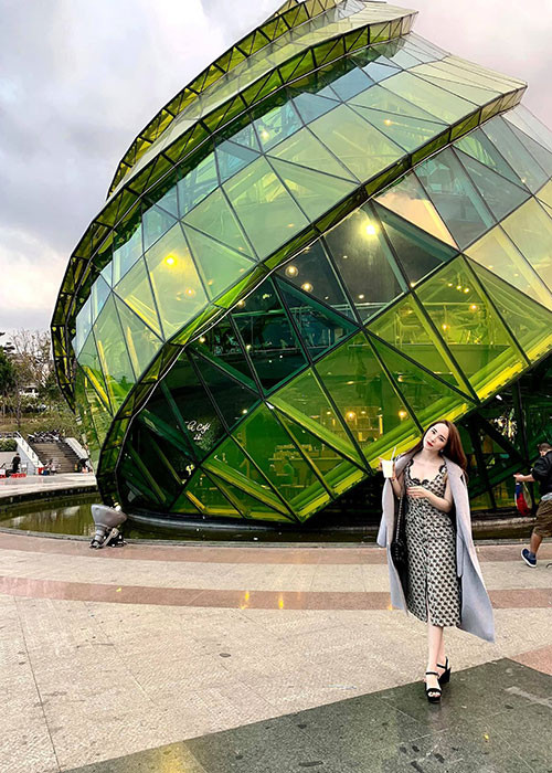 Nữ ca sĩ tận hưởng những chuyến du lịch trong và ngoài nước.