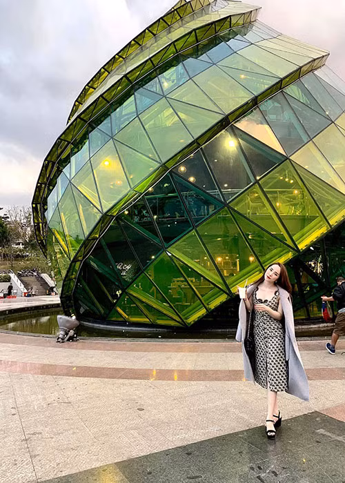 Nữ ca sĩ tận hưởng những chuyến du lịch trong và ngoài nước.