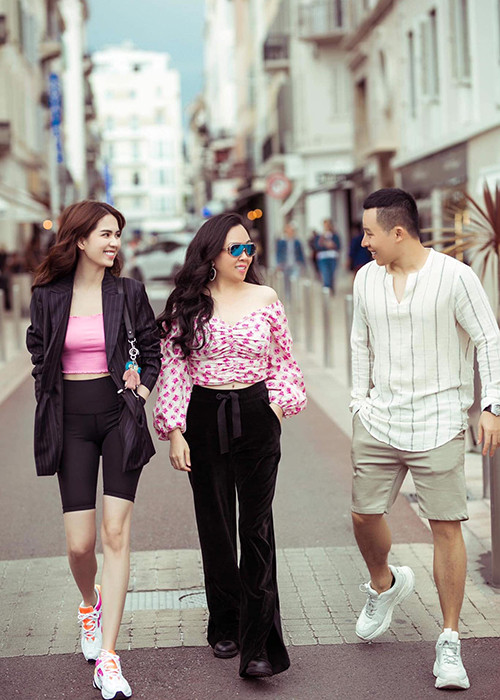 Giữa ồn ào bị chê mặc phản cảm tại Cannes, Ngọc Trinh bất ngờ mặc kín đáo khi dạo phố.